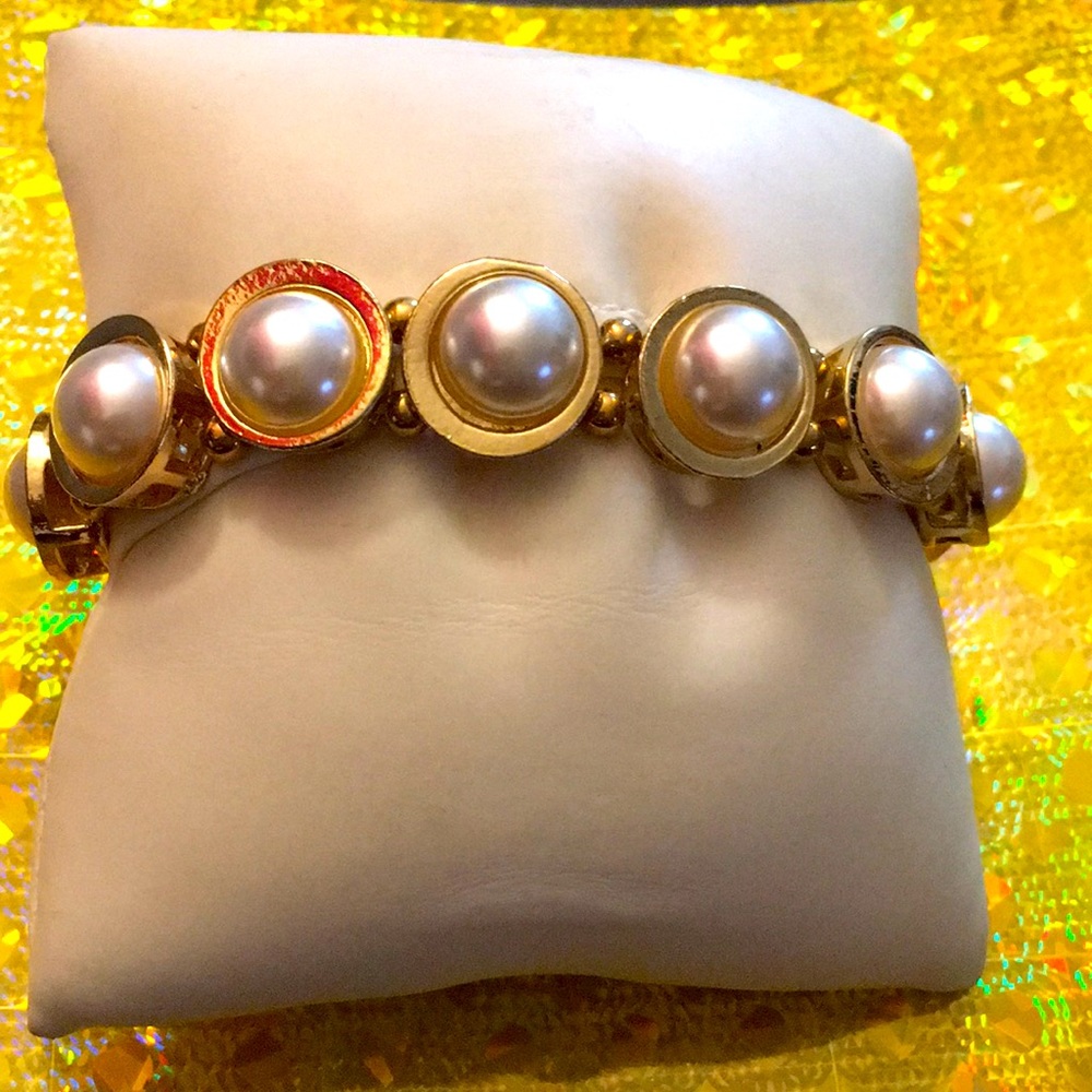 Ladies gold plated and Pearl stretch bracelet